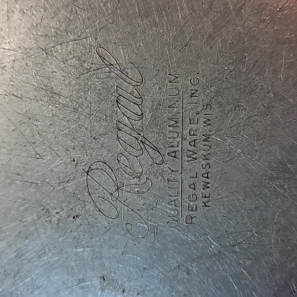 MCM Regal Ware Aluminum Rose Gold/Copper/Silver Colored Retro Cake Carrier - Picture 13 of 16